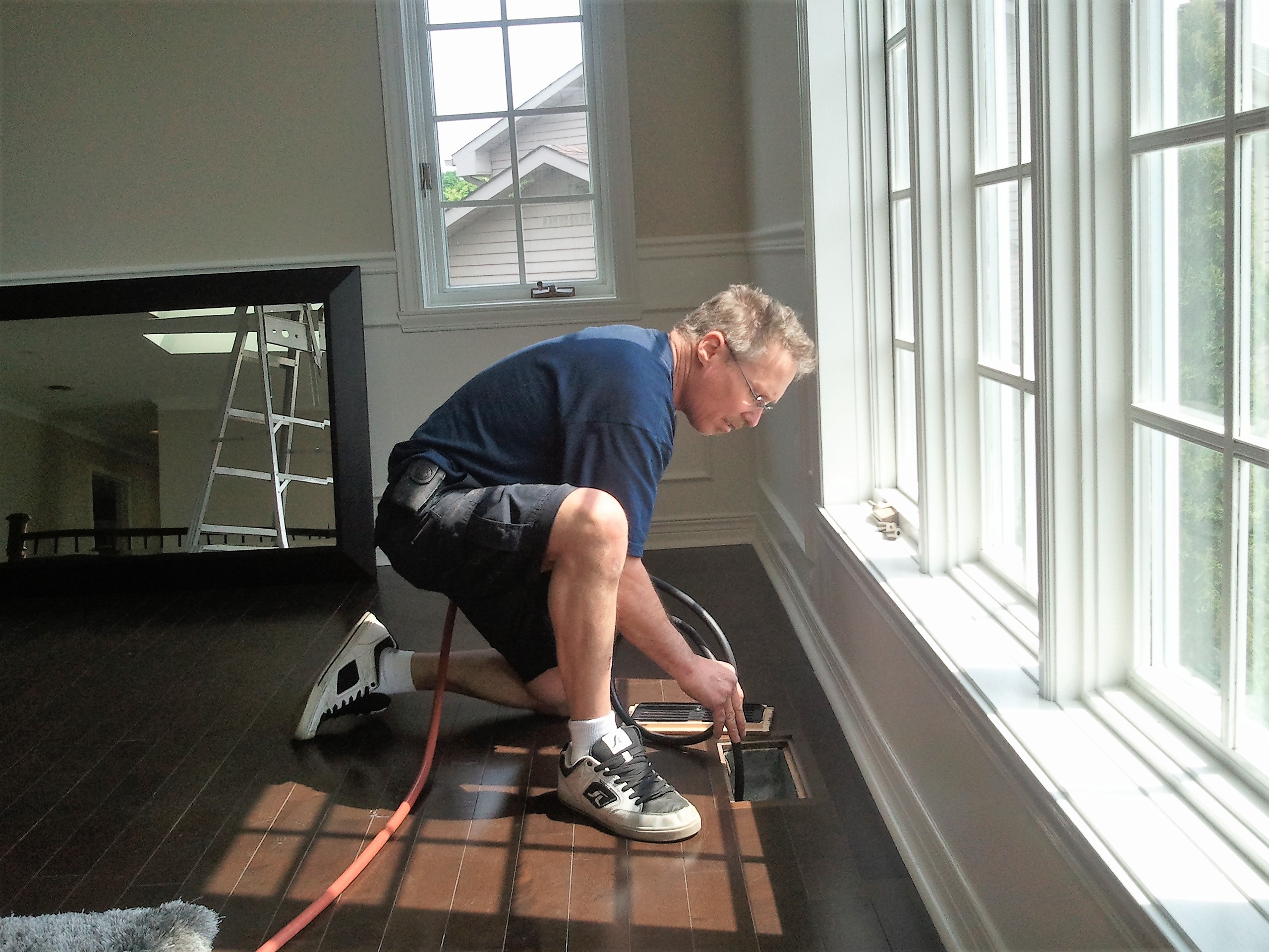Duct Masters technician cleaning floor vents — Montreal